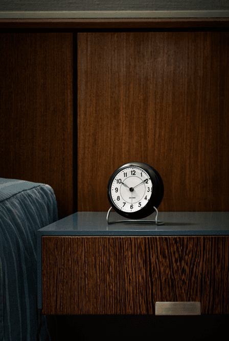 Hovedbilde Arne Jacobsen Roman bordklokke med alarm